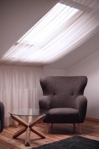 Ein Sitzbereich in der Unterkunft Laurentroom Hotel