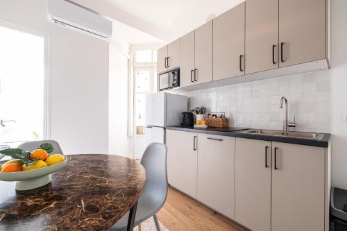 une cuisine avec une table avec un bol de fruits dessus dans l'établissement Lovely 2 Bdr Nice Harbor, à Nice