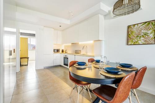 a kitchen and dining room with a table and chairs at AB Beach Poble Nou in Barcelona