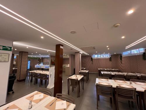 a dining room with tables and chairs in a restaurant at Hotel Montesol Benidorm in Benidorm