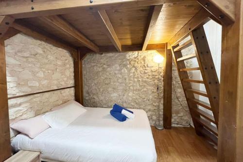 ein Schlafzimmer mit einem weißen Bett mit einer Leiter in der Unterkunft Apartamento céntrico - Mercado Central in Alicante