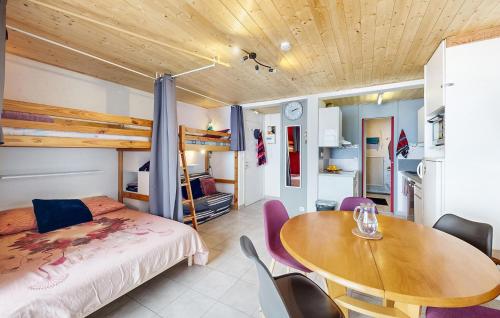 1 dormitorio con cama y techo de madera en Gorgeous Apartment In Bagnres-de-bigorre With Kitchen, en Bagnères-de-Bigorre
