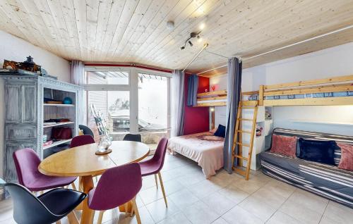 une chambre avec une table, des chaises et un lit superposé dans l'établissement Nice Apartment In Bagnères-De-Bigorre, à Bagnères-de-Bigorre