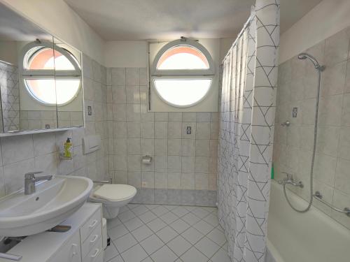 ein Bad mit einem Waschbecken, einem WC und einer Dusche in der Unterkunft Lily's Charm Apartment in Minusio in Minusio