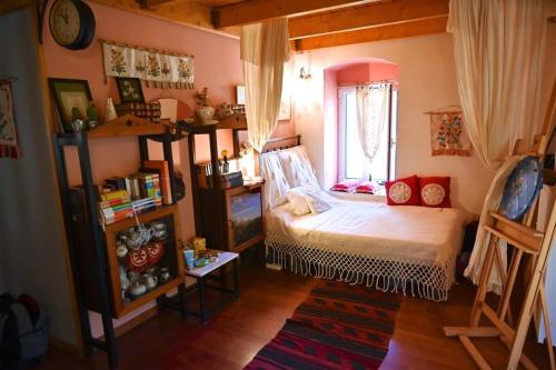1 dormitorio con cama y ventana en Kalavrita Winter Retreat - Homely Spacious Chalet, en Áno Vlasía