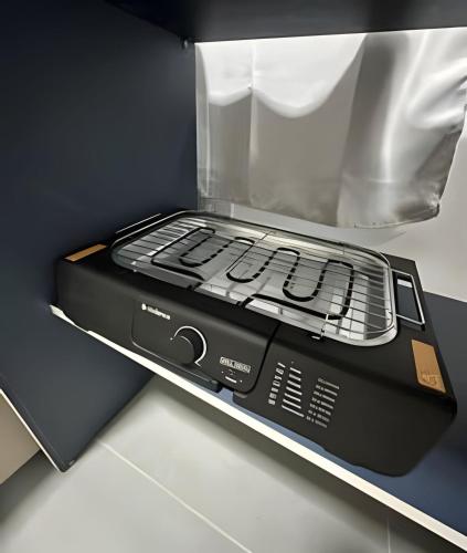 a toaster oven sitting on top of a counter at Flamingo Pé na Areia in Matinhos