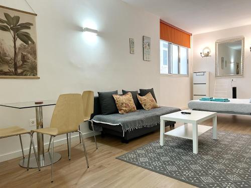 sala de estar con sofá y mesa en Flatguest Gofiones en Las Palmas de Gran Canaria