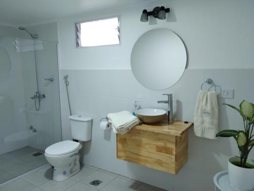 La salle de bains est pourvue de toilettes, d'un lavabo et d'un miroir. dans l'établissement My Place Boutique Hotel, à Puerto Iguazú