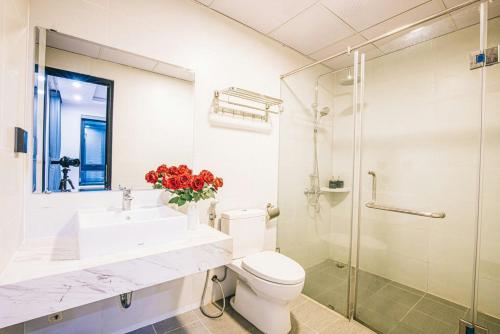 a bathroom with a sink and a toilet and a shower at Biệt Thự Villa - Sao Biển - Ngọc Trai FLC Sầm Sơn in Sầm Sơn