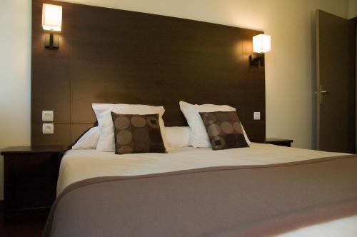 a bedroom with a large bed with a large headboard at Le Mokca in Meylan