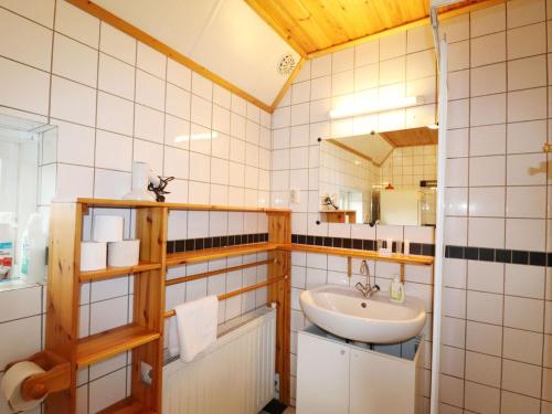 een badkamer met een wastafel en een spiegel bij Beautiful farmhouse in the middle of nature 