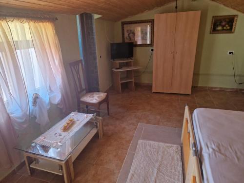 Camera con letto, tavolo e TV di Alexandra B&B a Poggio Imperiale