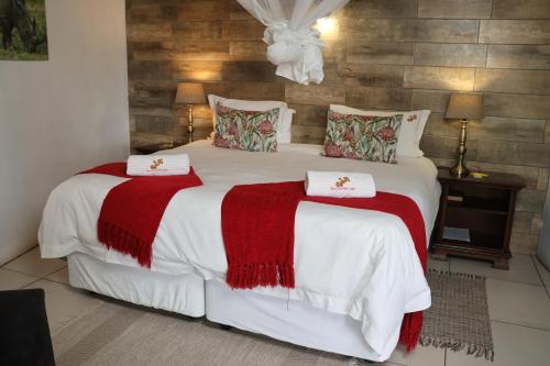 Letto o letti in una camera di Sabie River Bush Lodge