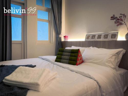 uma cama com duas almofadas num quarto em Belivin99 Residence em Banguecoque
