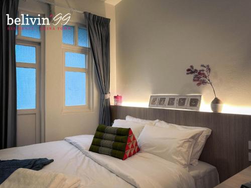 Belivin99 Residence في بانكوك: غرفة نوم عليها سرير ومخدة