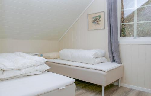 Habitación blanca con 2 camas y ventana en Stunning Home In Sjernary With Kitchen, en Sjernarøy
