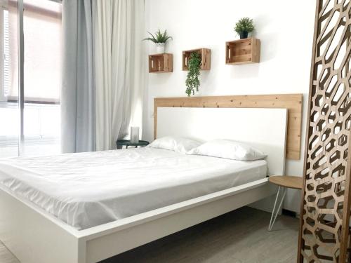 ラスパルマス・デ・グランカナリアにあるLas Canteras Sea II by Canary365のベッドルーム(白い大型ベッド、白いシーツ付)