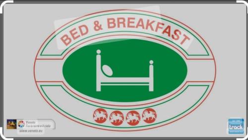 un cartel verde que dice "bed and breakfast" en Ranch borgo bella vita, 