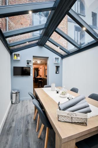 une salle à manger avec une table et des chaises en bois dans l'établissement Maison Léonard, à Honfleur