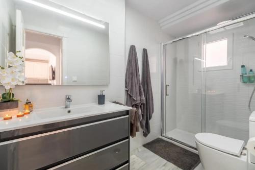 Amazing penthouse on the beach, sea views, WIFI, airconditioning and parking