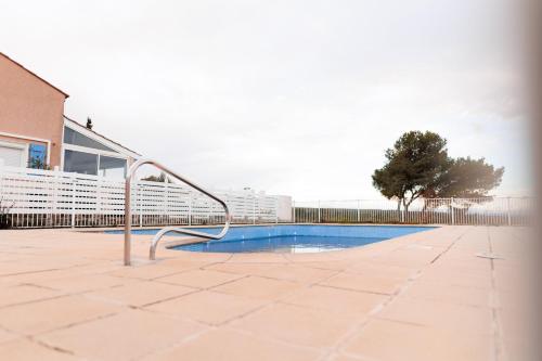 une piscine vide avec une main courante en métal dans l'établissement Maison Pavillon St Pierre avec terrasse de 80m², à Fleury