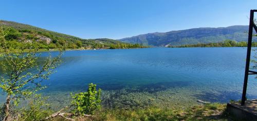 a view of a lake with mountains in the background at gîte des 2 Lions in Murs-et-Gélignieux