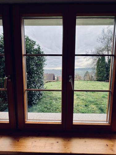 een open raam met uitzicht op een veld bij Kleine Ferienwohnung - Nähe Schweizergrenze in Hohentengen
