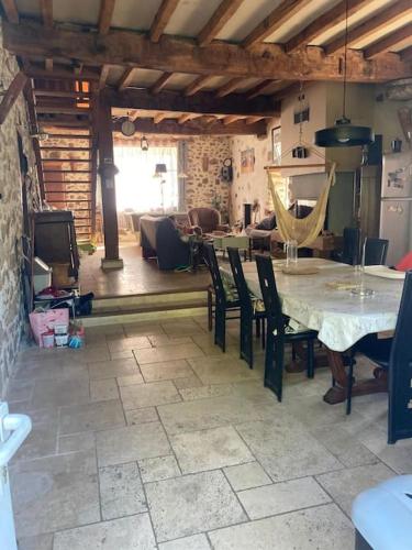 une chambre avec une table et des chaises ainsi qu'un salon dans l'établissement Maison au cœur du Pays-Basque, à Mendionde