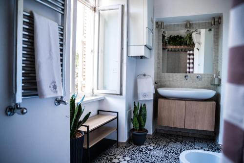 ein Badezimmer mit einem Waschbecken, einem WC und einer Badewanne in der Unterkunft Vatican Suites - The Luxury Leading Accommodation in Rome in Rom