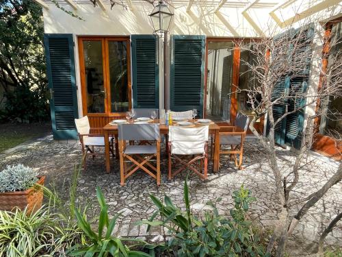 una mesa y sillas en un patio en Villa Giardino, en Forte dei Marmi