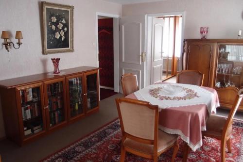 a dining room with a table and chairs at Ferienwohnung Mand in Weinheim