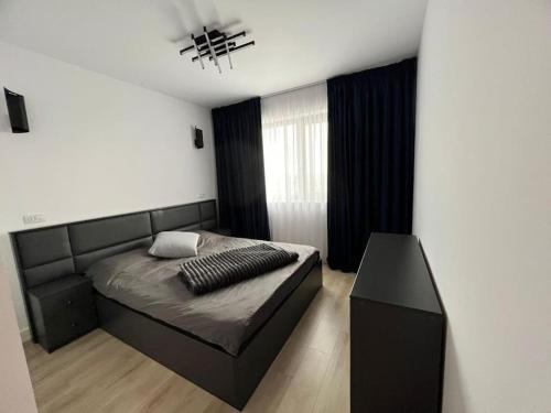 um quarto com uma cama com uma cabeceira preta em Apartament Panoramic View I Refugiu la înălțime em Bucareste