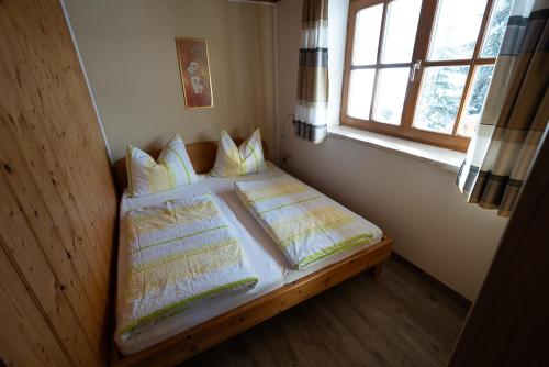 ザンクト・ヨーハン・イム・ポンガウにあるRohrmoser Appartementsのベッドルーム1室(枕付きのベッド1台、窓付)