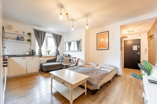 een kleine kamer met een bed en een keuken bij Blizko Stanice Apartment Košice Center in Košice