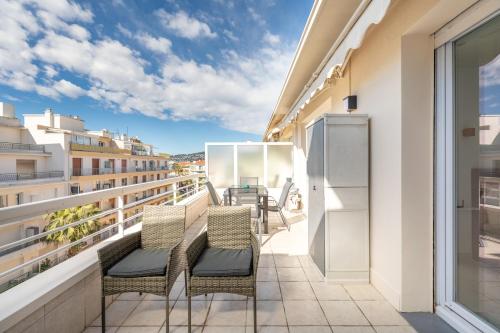 Juan Les Pins ENTRE CIEL ET MER , dernier étage avec terrasse