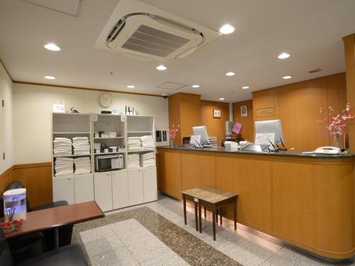 uma sala de espera com um balcão num hospital em Nagoya Sakae Green Hotel em Nagoia