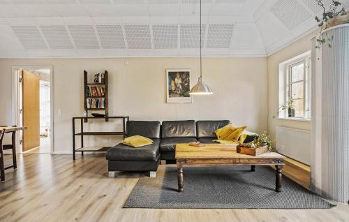 Χώρος καθιστικού στο Cozy Home In Engesvang With Wifi