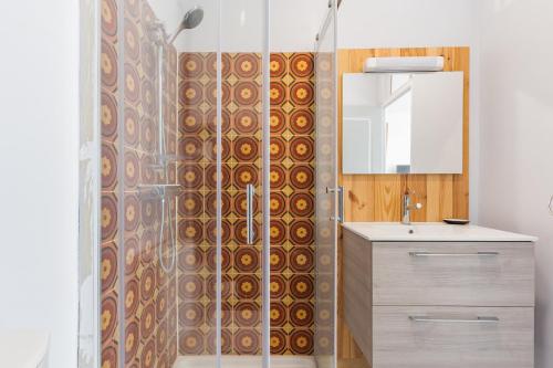 une salle de bain avec une douche avec un lavabo et un miroir dans l'établissement Vaste studio de 22 m centre -n1, à Charleval