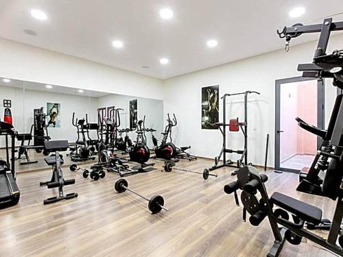 einen Fitnessraum mit vielen Trainingsgeräten in einem Zimmer in der Unterkunft Appartement Cosy Residence avec 2 Piscines in Marrakesch
