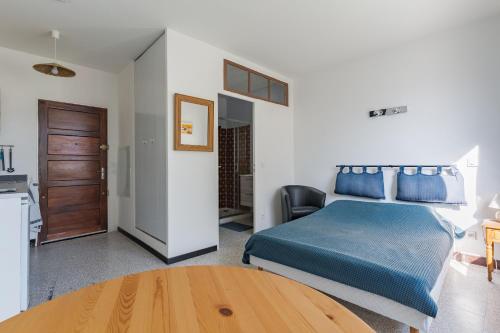 une chambre avec un lit, une chaise et une table dans l'établissement Vaste studio de 22 m centre -n1, à Charleval