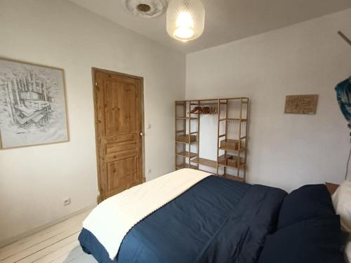 - une chambre avec un lit bleu et blanc et une porte dans l'établissement villa Malisa, à La Voulte-sur-Rhône