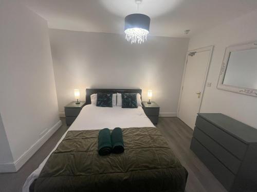 ein Schlafzimmer mit einem Bett mit zwei Schuhen drauf in der Unterkunft lovely place near to beach in Brighton & Hove