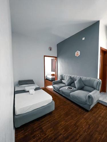 uma sala de estar com um sofá e uma cama em Value Place em Wadi Musa