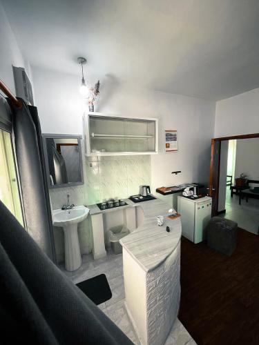 um banheiro com uma pia, um vaso sanitário e uma pia em Value Place em Wadi Musa