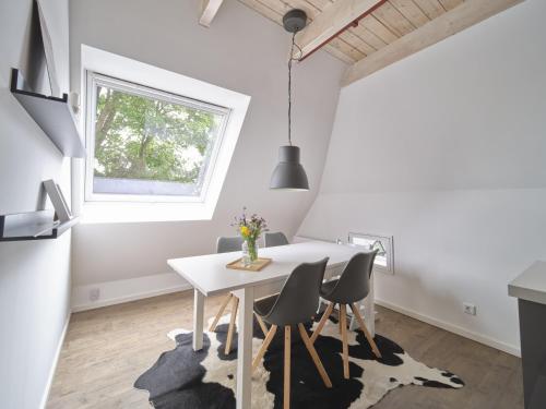 a kitchen and dining room with a white table and chairs at Hof Maiholm - Heuboden in Medelby