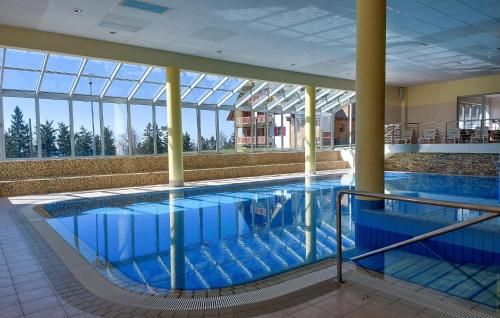 Kolam renang di atau dekat dengan 2 Bedroom Awesome Apartment In Pohorje