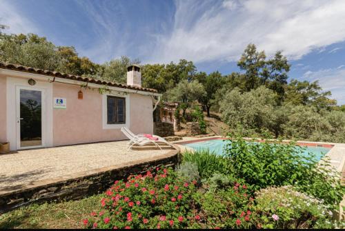 uma casa com piscina num jardim em Finca el Moro - Casita del Cerro em Aracena