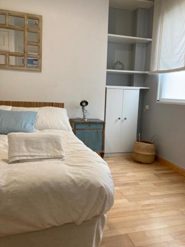 Schlafzimmer mit einem Bett und Holzboden in der Unterkunft Apartamento Enriqueta in Granada
