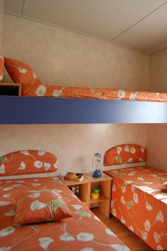 Letto o letti in una camera di Acquaviva Village Camping