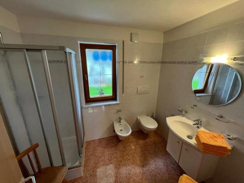 baño con lavabo y espejo en Lenzerhof en Lappago